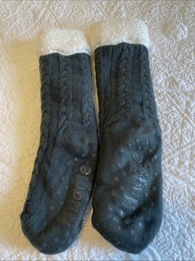 HUGGLE Plush-Lined Cable Knit Gripper Socks in Dark Gray